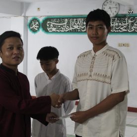 Penyerahan Santunan dari Perwakilan SMK Al-Munir Kepada Siswa/i SMK Al-Munir