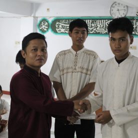 Penyerahan Santunan dari Perwakilan SMK Al-Munir Kepada Siswa/i SMK Al-Munir