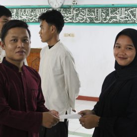 Penyerahan Santunan dari Perwakilan SMK Al-Munir Kepada Siswa/i SMK Al-Munir