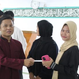Penyerahan Santunan dari Perwakilan SMK Al-Munir Kepada Siswa/i SMK Al-Munir