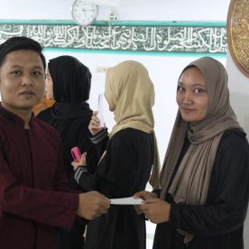 Penyerahan Santunan dari Perwakilan SMK Al-Munir Kepada Siswa/i SMK Al-Munir
