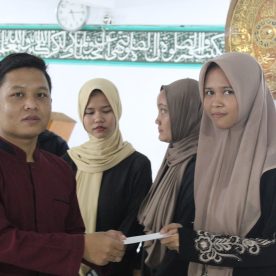Penyerahan Santunan dari Perwakilan SMK Al-Munir Kepada Siswa/i SMK Al-Munir