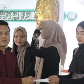 Penyerahan Santunan dari Perwakilan SMK Al-Munir Kepada Siswa/i SMK Al-Munir