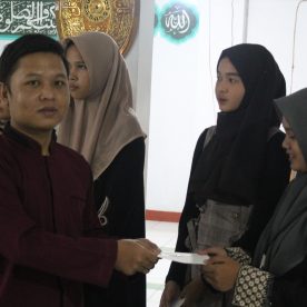 Penyerahan Santunan dari Perwakilan SMK Al-Munir Kepada Siswa/i SMK Al-Munir