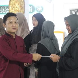 Penyerahan Santunan dari Perwakilan SMK Al-Munir Kepada Siswa/i SMK Al-Munir