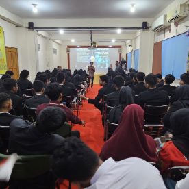 Penyampaian Materi oleh Karvin Fadila SH., C.Ht, CI, CT-NNLP, CSA, CLMA, CPSP, CMT-BNSP