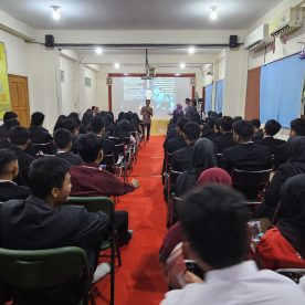 Penyampaian Materi oleh Karvin Fadila SH., C.Ht, CI, CT-NNLP, CSA, CLMA, CPSP, CMT-BNSP