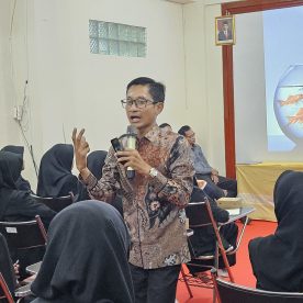 Penyampaian Materi oleh Karvin Fadila SH., C.Ht, CI, CT-NNLP, CSA, CLMA, CPSP, CMT-BNSP