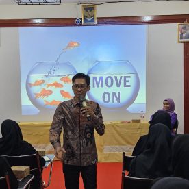 Penyampaian Materi oleh Karvin Fadila SH., C.Ht, CI, CT-NNLP, CSA, CLMA, CPSP, CMT-BNSP