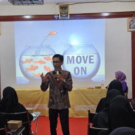 Penyampaian Materi oleh Karvin Fadila SH., C.Ht, CI, CT-NNLP, CSA, CLMA, CPSP, CMT-BNSP