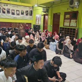 Siswa/i membaca Al-Quran bersama