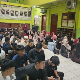 Siswa/i membaca Al-Quran bersama