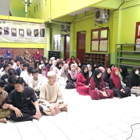 Siswa/i mendengarkan Ceramah