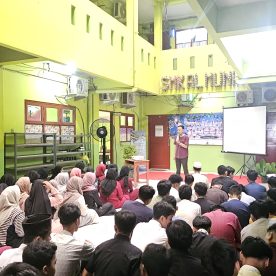 Siswa/i mendengarkan Ceramah