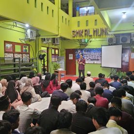 Siswa/i mendengarkan Ceramah