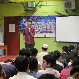 Siswa/i mendengarkan Ceramah