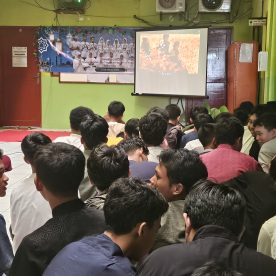 Siswa/i membaca Al-Quran bersama