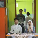 Ketua dan Wakil Ketua Osis Memberikan Pertanyaan Kepada Paslon 1 & 2