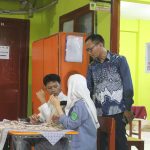Ketua dan Wakil Ketua Osis Memberikan Pertanyaan Kepada Paslon 1 & 2