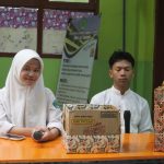 Ketua dan Wakil Ketua Osis Memberikan Pertanyaan Kepada Paslon 1 & 2