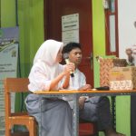Ketua dan Wakil Ketua Osis Memberikan Pertanyaan Kepada Paslon 1 & 2
