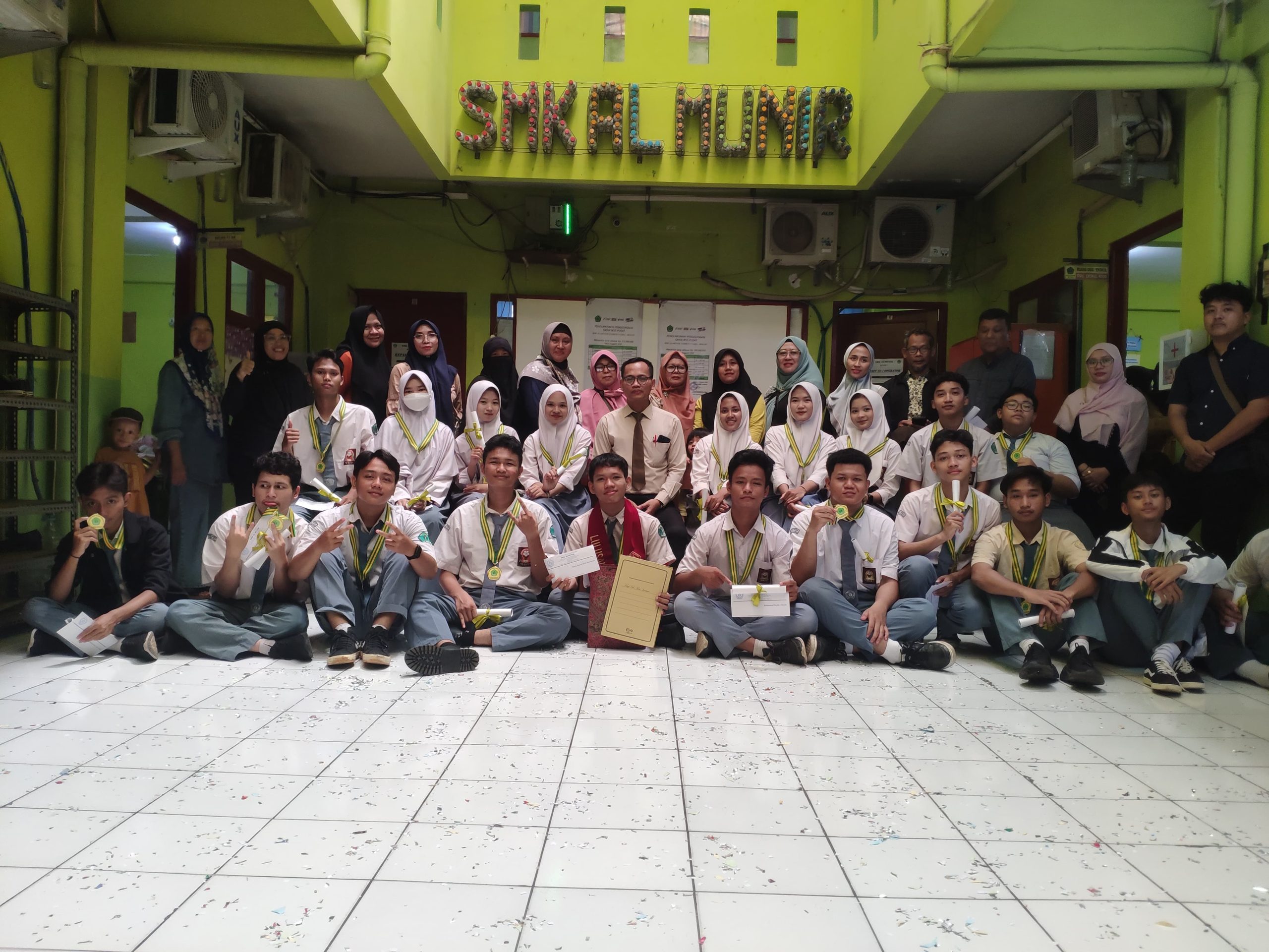 Foto Bersama Alumni TP.2024-2025